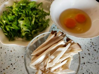青椒杏鲍菇炒鸡蛋的做法步骤：2