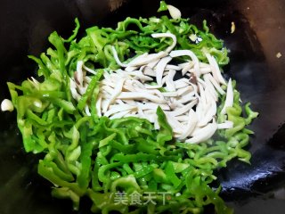 青椒杏鲍菇炒鸡蛋的做法步骤：7