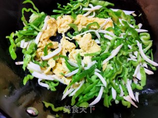 青椒杏鲍菇炒鸡蛋的做法步骤：8
