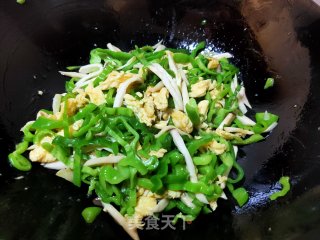青椒杏鲍菇炒鸡蛋的做法步骤：11