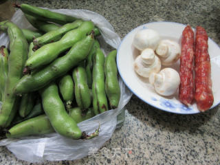 蘑菇香肠炒蚕豆的做法步骤：1
