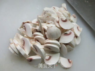 蘑菇香肠炒蚕豆的做法步骤：4