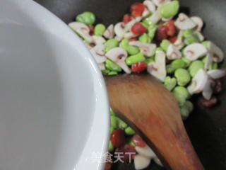 蘑菇香肠炒蚕豆的做法步骤：6