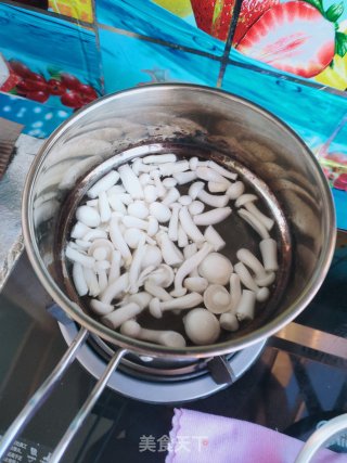 白玉菇西红柿炒鸡蛋的做法步骤：3
