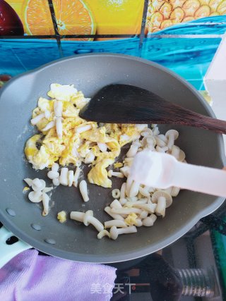 白玉菇西红柿炒鸡蛋的做法步骤：9