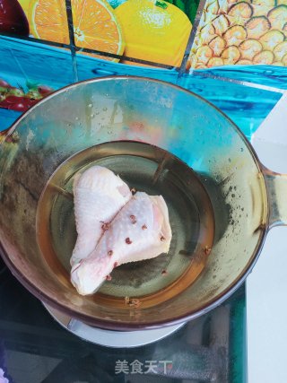 老干妈拌鸡腿的做法步骤：1