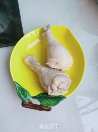 老干妈拌鸡腿的做法步骤：2