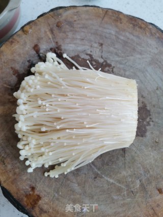 豆腐皮炒金针菇的做法步骤：2