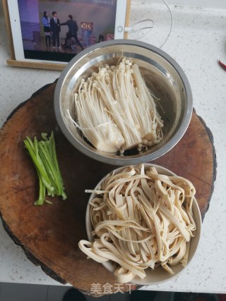 豆腐皮炒金针菇的做法步骤：5