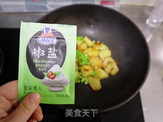 上桌秒扫光❗️椒盐土豆❗️在家吃出烧烤的感觉的做法步骤：6
