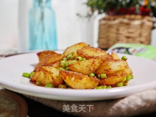 上桌秒扫光❗️椒盐土豆❗️在家吃出烧烤的感觉的做法步骤：9