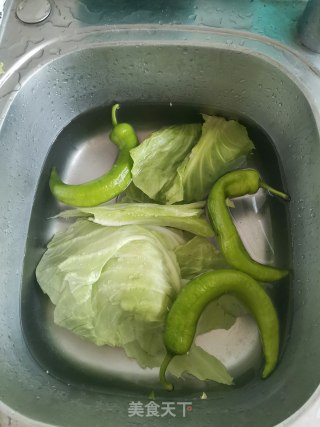 尖椒圆白菜炒香肠的做法步骤：1