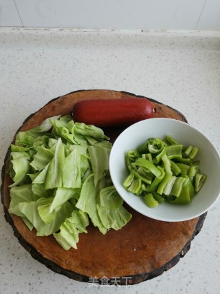 尖椒圆白菜炒香肠的做法步骤：2