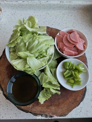 尖椒圆白菜炒香肠的做法步骤：3