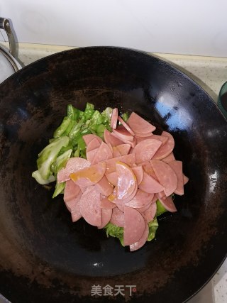 尖椒圆白菜炒香肠的做法步骤：4