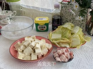 娃娃菜炖豆腐的做法步骤：1