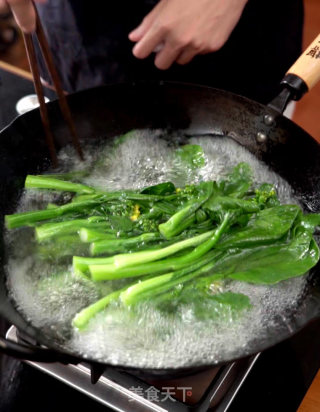 吃过很多酒楼的白灼菜心，好吃的不多，想要做得好吃方法很讲究的做法步骤：2