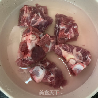 菌菇炖龙骨的做法步骤：1