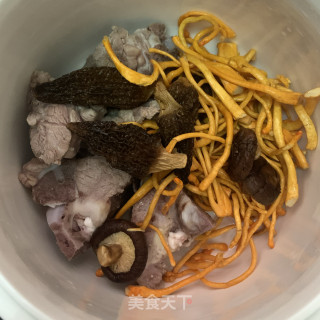 菌菇炖龙骨的做法步骤：4
