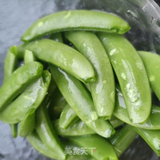 麻辣肠炒甜豆的做法步骤：1