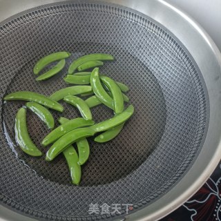 麻辣肠炒甜豆的做法步骤：2