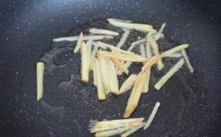 海参炒韭菜的做法步骤：3