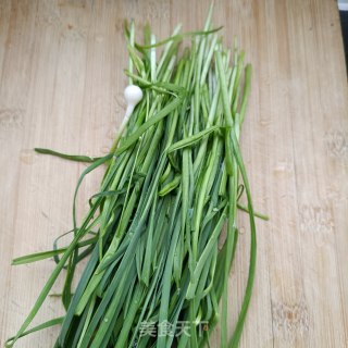 鸡蛋炒青蒜的做法步骤：1