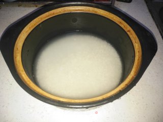 广式腊肠煲仔饭的做法步骤：1