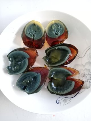 青椒皮蛋的做法步骤：1