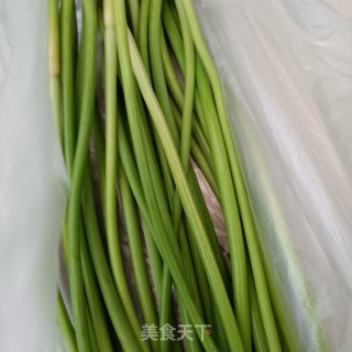 “家常小炒”腊肠炒蒜苔的做法步骤：1