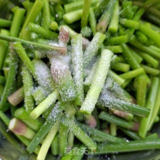 “家常小炒”腊肠炒蒜苔的做法步骤：2