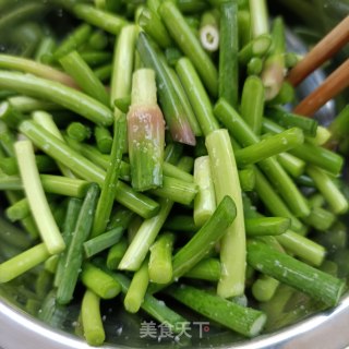 “家常小炒”腊肠炒蒜苔的做法步骤：3