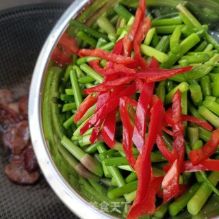 “家常小炒”腊肠炒蒜苔的做法步骤：10