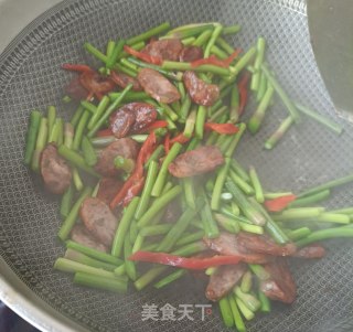 “家常小炒”腊肠炒蒜苔的做法步骤：11