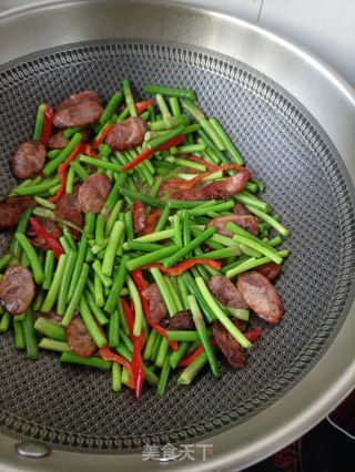 “家常小炒”腊肠炒蒜苔的做法步骤：13