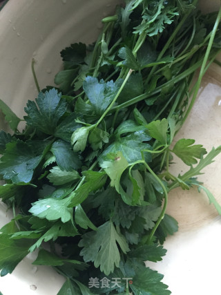 芹菜炒牛筋丸的做法步骤：1
