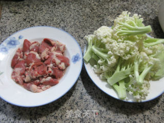 鸡心炒花菜的做法步骤：1