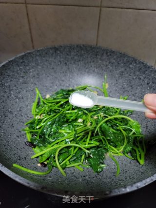 蒜末豆鼓炒番薯叶的做法步骤：5