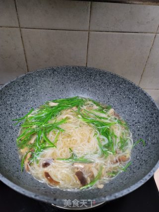香菇肉丝煮米粉的做法步骤：10