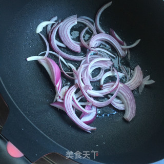 菜椒洋葱炒笋片的做法步骤：3