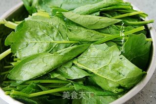 凉拌菠菜的做法步骤：1