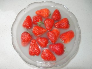 草莓雪糕的做法步骤：1