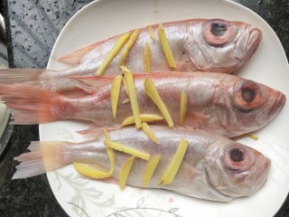 红烧大眼鲷的做法步骤：2
