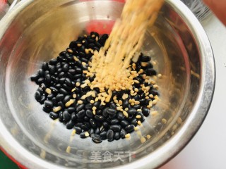 黑豆豆浆的做法步骤：1