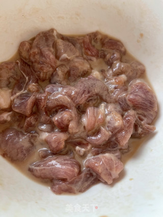 瘦肉炒豌豆仁的做法步骤：1