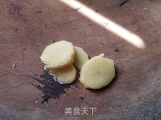 豆芽韭菜炒鸭血的做法步骤：4