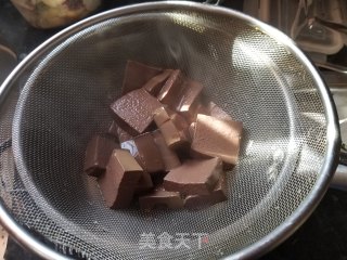 豆芽韭菜炒鸭血的做法步骤：6