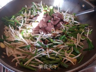 豆芽韭菜炒鸭血的做法步骤：10