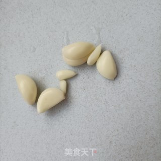 香肠拌枸杞头的做法步骤：1
