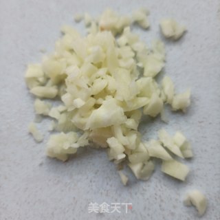 香肠拌枸杞头的做法步骤：2